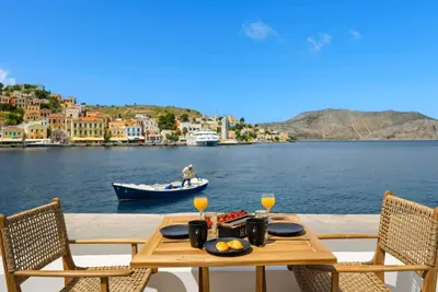 Image de House is located on the 1st line in the port