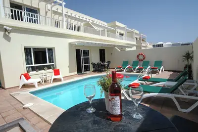 Image de 4 bedroom | 3 bathroom Villa in Costa Teguise, close to amenities