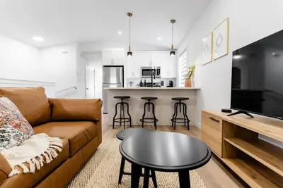 Image de *Shop & Dine | Free Parking | 7 min to Airport*