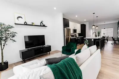 Image de *Spacious w/ Style | Free Parking | 7 min Airport*