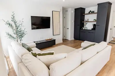 Image de Modern Haven | Steps to Downtown