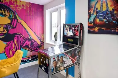 Image de MusicVibes Apartment City Centre, Private Parking, Netflix, Wifi Pinball Machine