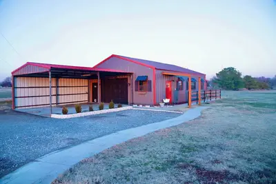 Image de Farmhouse outskirts of Norman’s “Okla. University” fastWiFi, 2-75”TVs, King Bed