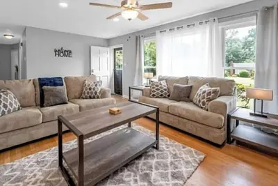 Image de Brigadoon house with fenced backyard pets friendly