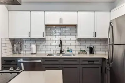 Image de Modern + Retro Stylish Comfort w/ Gourmet Kitchen!