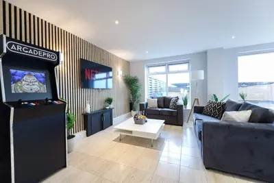 Image de Penthouse with Private Hot Tub | Cambridge Station