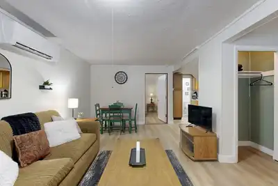 Cozy duplex, first floor unit w/ kitchen, shared fire pit, lake access, wifi, Tv