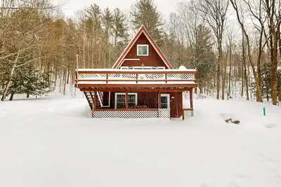 Cozy duplex, upper floor w/ balcony, mountain views, lake access, Bbq, fire pit