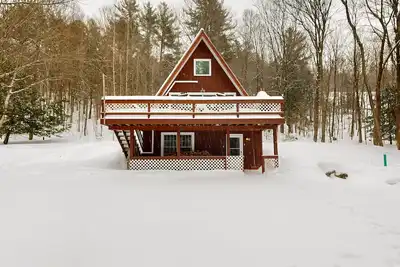 Cozy A-frame duplex w/ balcony, mountain views, lake access, fire pit, bbq, wifi