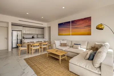 Image de Spacious condo with private washer/dryer, city views, and shared pool