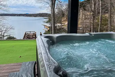 Image de Spacious dog-friendly lakefront house w/dock, hot tub & putting green