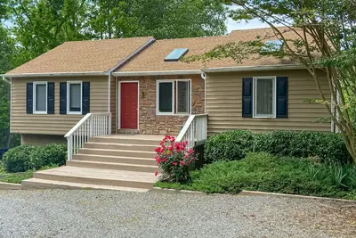 Image de Spacious lakefront house w/ping pong table, fire pit, deck, patio & grill