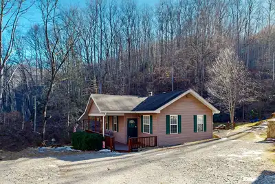 Image de Mountain view home with a fireplace with beautiful view of the creek