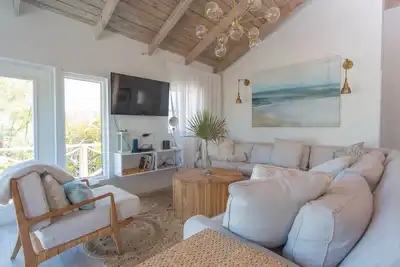 Image de Blue Point Cottage, Blue Point Cottage - cozy home for families & couples - oceanfront w/ hot tub!