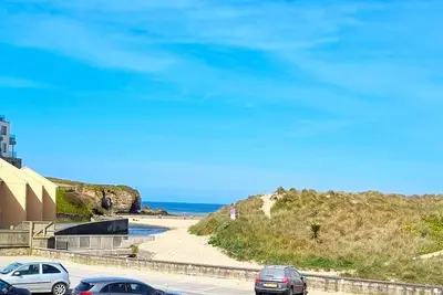 Image de Apartment with direct access to the beach & sea views!