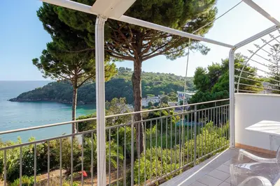 Image de House with sea view, parking and private beach.