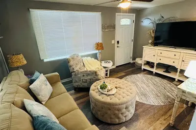 Image de Charming cottage sleeps 6 with jacuzzi and firepit minutes to beach pets welcome