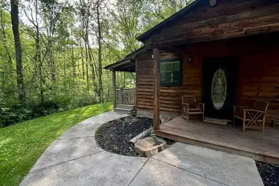 Image de Charming Cozy Cabin in a Peacful Mountain setting w Hottub! Close to PigeonForge
