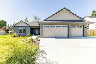 Image de New Spacious Home with 3 Car Garage, Private Backyard, close to Downtown