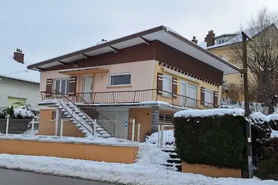 Image de maison  ensoleillée avec terrasse, 4 chambres 2 salles de bain, 11 personnes