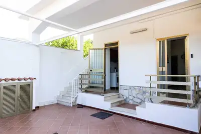 Image de Apartment in portion of villa with beach.