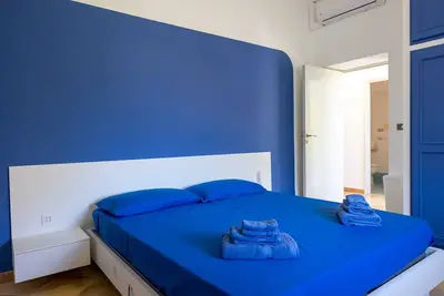 Image de Apartment in portion of villa with solarium and beach.