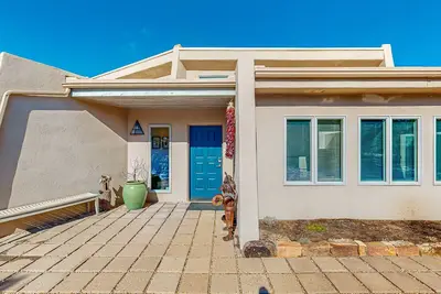 Image de Peaceful retreat with tons of privacy, patio, gas fireplace & wood burning stove