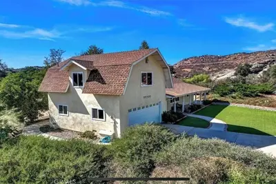 Image de Charming 2 homes on 2. 5 acres, 5 bedroom, 3 full bath horse property