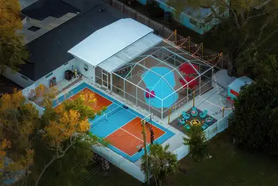 Image de Pickleball court, heated pool, mins to the beach, game room & tons of amenities.