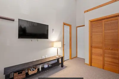 Image de Slope side mountain condo, walking distance to downtown, pool/hot tub, tennis