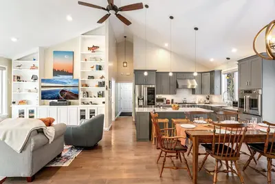 Image de Luxury Lake House w/ Home Theater, Hot Tub & Gym