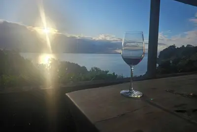 Image de Waikawau Retreat. Private home, overlooking the sea, covered deck to entertain.