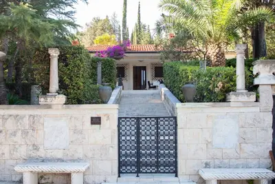 Villa Nada - Unique and Artistic - Three Bedroom Villa With Pool