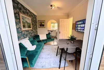 Image de Luxury spacious Detached Ashford Home with parking & garage
