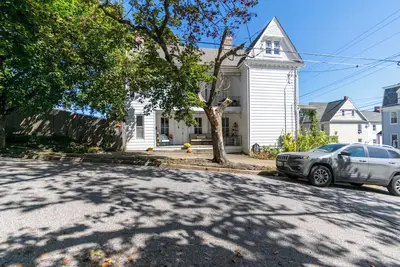 Image de Cozy Victorian in the Heart of Downtown Westminster.