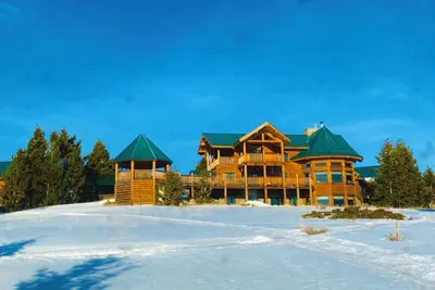Image de Extravagant log home sitting atop a mountain! With unbelievable views!