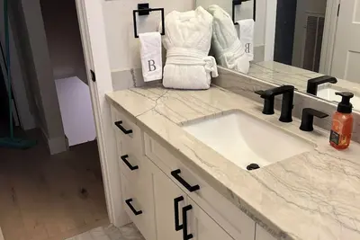 Image de Home Away From Home: Spacious 4-bedrooms with all the comforts of home