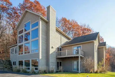 Image de Huge Luxury 4-Bedroom Home! Stunning views! Walk-in Shower, Hot Tub, Fire Pit.