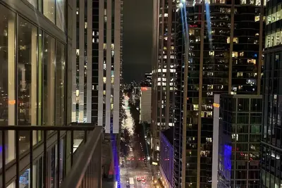 Image de Wellness Themed! 2br/2ba High Floor Condo King Bed & Free Parking! City Views!