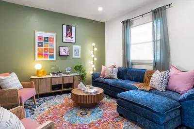 Image de 4bd Modern Bauhaus Home I Prime & Safe Location