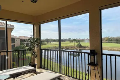 Image de Golf front Coach home; 2. 5 car garage; top floor, high ceilings, screened Lanai