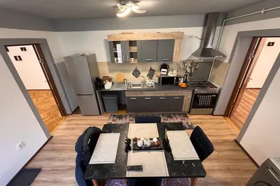 Image de Comfy 2-Bedroom Apartment with Free WiFi, Steps from Brașov Center