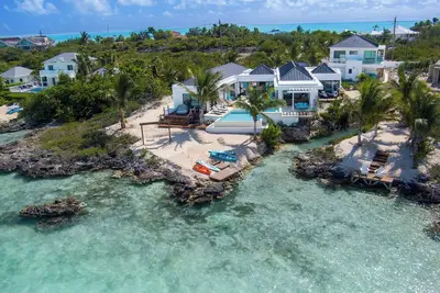 Image de Waterfront Luxury Villa, Private Beach, Infinity Pool & Walk to Taylor Bay\"