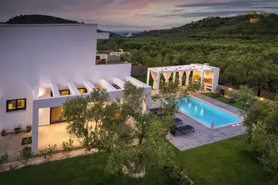 Image de Johnny's White Luxury Villa