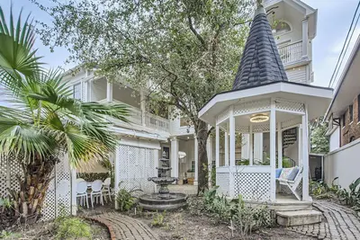 Image de Secret oasis in the heart of Montrose, outdoor dining, firepit, gazebo and grill