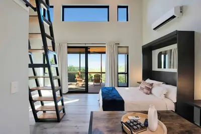 Image de Brand New! Lofted Lookout - gorgeous views near Turner Falls