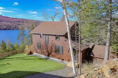 Image de Innsbrook Cabin - Waterfront cottage on Rangeley Lake, snowmobile friendly in the winter!