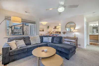 Image de Cozy Modern Condo, Access to Lake & Mountains, Ac, Fireplace, WiFi