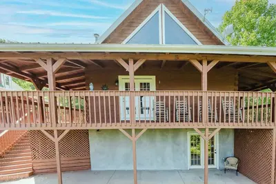 Image de Sweet Magnolia: Free Dollywood Ticket, Hot Tub, Game Room