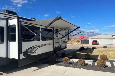 Image de Modern Comfort on Wheels! Luxury Rv